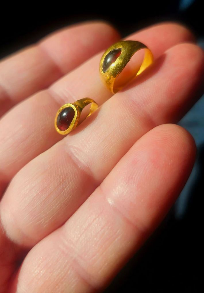 A descoberta do anel de ouro (à esquerda), que se acredita ser do Período Helenístico Inicial, ocorreu menos de um ano depois que arqueólogos encontraram um anel semelhante (à direita) no sítio da Cidade de Davi