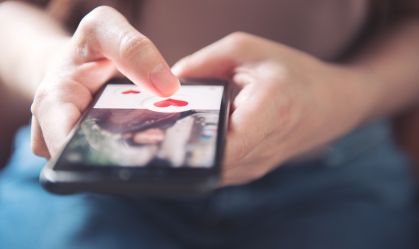 51% dos solteiros usam apps de relacionamento para inflar ego, diz pesquisa