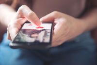 Uso de apps de relacionamento estimula procedimentos estéticos, diz estudo