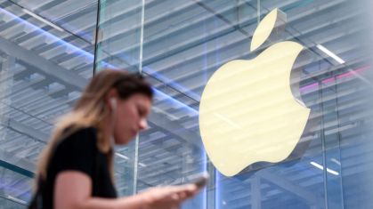 Pessoa passa pela loja da Apple na Quinta Avenida, em Nova York, EUA