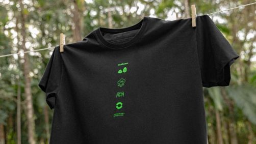 Camiseta é a primeira no Brasil a capturar CO2 da atmosfera e o eliminar na lavagem