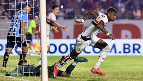 Arboleda jogador do São Paulo comemora seu gol durante partida contra o Grêmio no estádio Morumbi pelo campeonato Brasileiro A 2025
