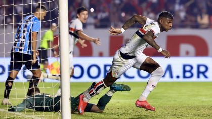 Arboleda jogador do São Paulo comemora seu gol durante partida contra o Grêmio no estádio Morumbi pelo campeonato Brasileiro A 2025