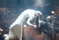Ariana Grande é "abduzida" em novo clipe lançado de surpresa; assista