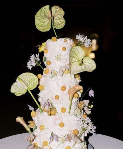 Arranjos florais inclusive na decoração de bolos • Reprodução/Pinterest