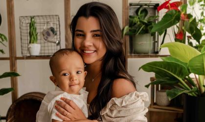 Ary Mirelle detalha experiência de ser mãe jovem: "Me fez crescer"