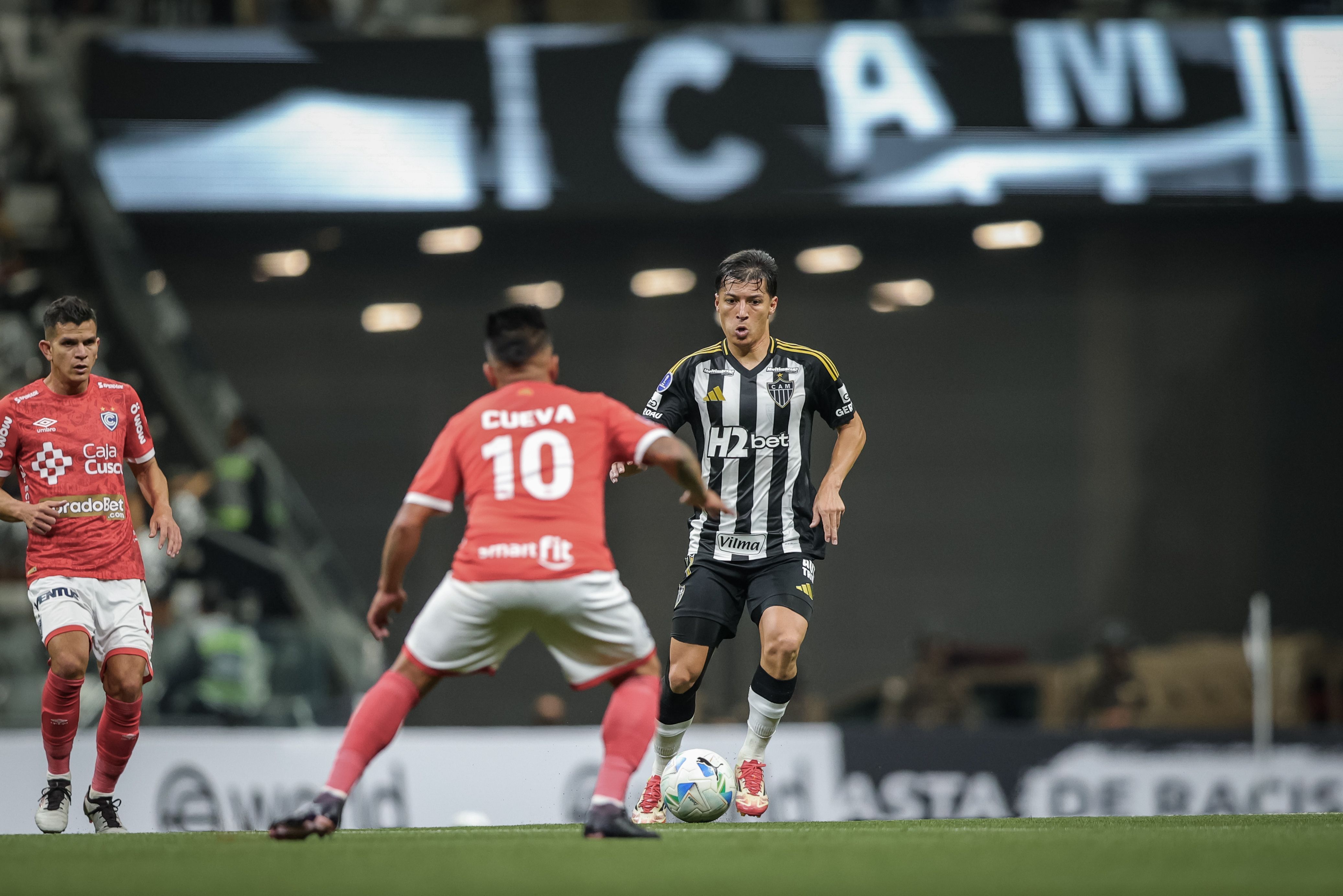 Alan Franco, do Atlético-MG, disputa jogada com Cueva, do Cienciano