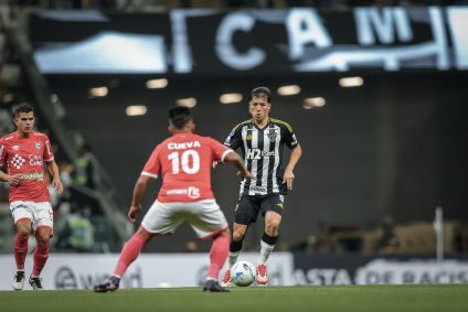 Alan Franco, do Atlético-MG, disputa jogada com Cueva, do Cienciano