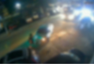Vídeo: carro atropela mulher e motorista foge sem prestar socorro