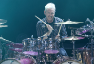 Josh Freese é demitido do Foo Fighters e reage: "Chocado e desapontado"