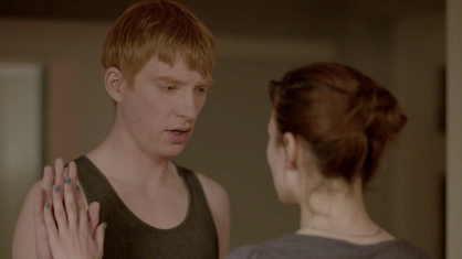 No episódio “Be Right Back”, um jovem casal, Martha e Ash, tem o romance interrompido por um acidente de carro que vitimou o marido