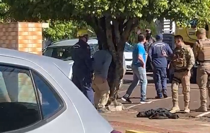 Vídeo: homem embriagado prende a cabeça em árvore e é resgatado em SC