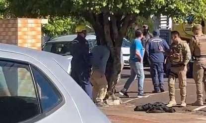 Vídeo: homem embriagado prende a cabeça em árvore e é resgatado em SC