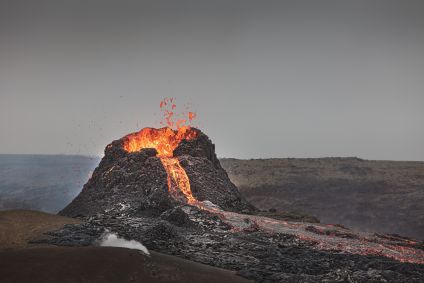 A imagem apresenta um vulcão ativo com lava.