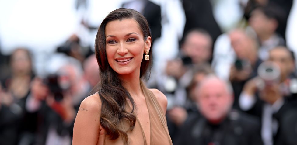 Bella Hadid no tapete vermelho do Festival de Cannes de 2024 • Kristy Sparow/Getty Images