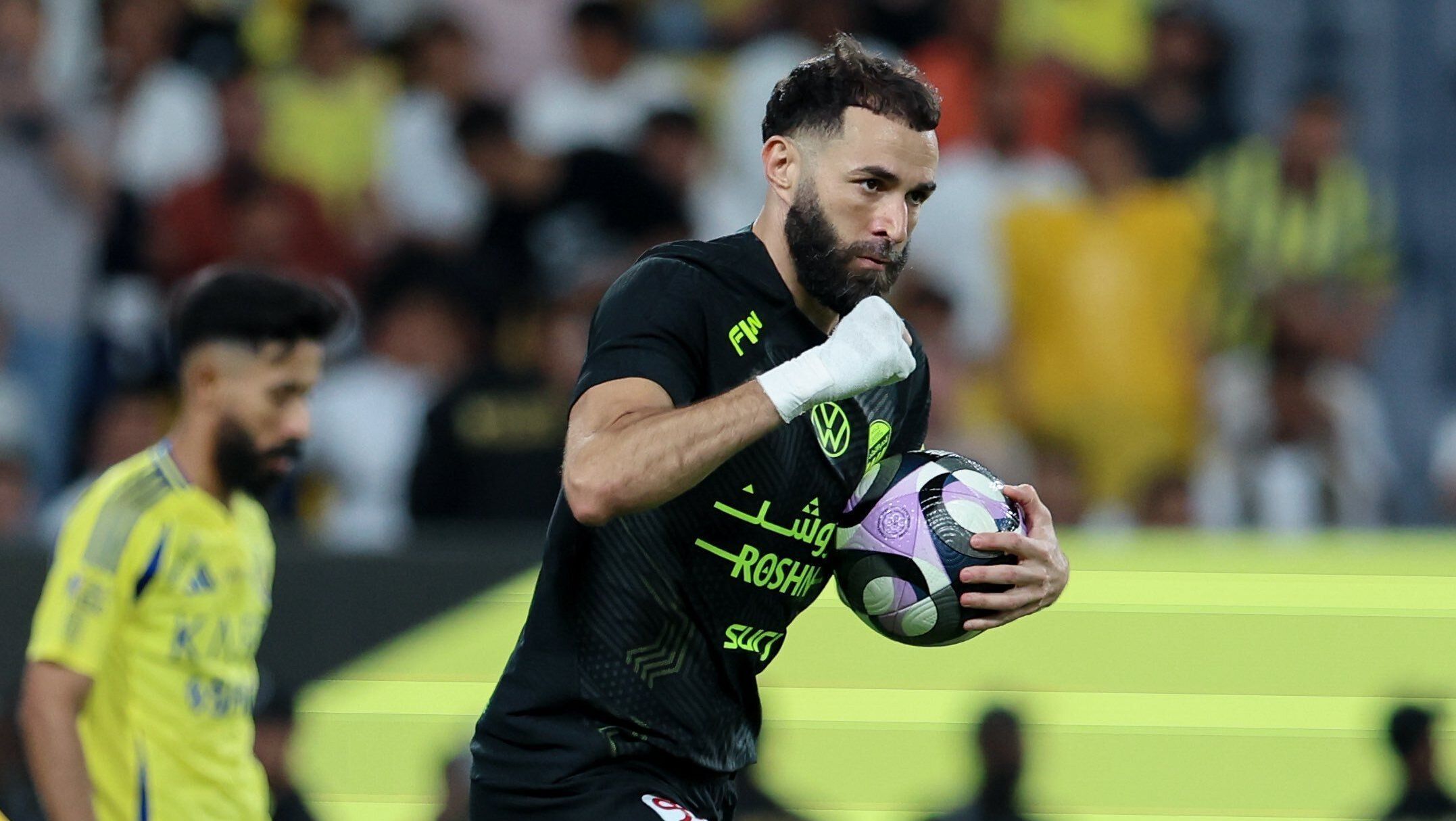Benzema comemora seu gol contra o Al-Nassr
