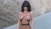 Esposa de Kanye West, Bianca Censori volta a posar com look quase nu