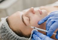 Dá para tratar flacidez sem cirurgia? Técnicas prometem firmeza à pele