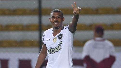 Cuiabano comemorando gol pelo Botafogo sobre o Carabobo na Libertadores