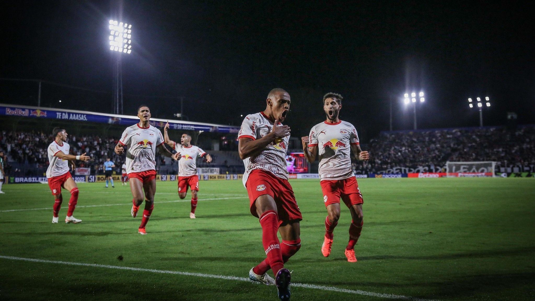 Jhon Jhon comemora o gol da vitória do Bragantino sobre o Juventude, pelo Brasileirão