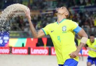 Brasil estreia com vitória na Copa do Mundo de futebol de areia