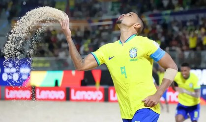 Brasil estreia com vitória na Copa do Mundo de futebol de areia