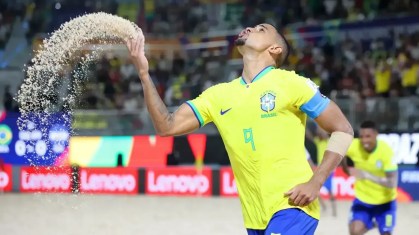 Rodrigo comemora o gol que abriu o placar entre Brasil e El Salvador pela Copa do Mundo de futebol de areia