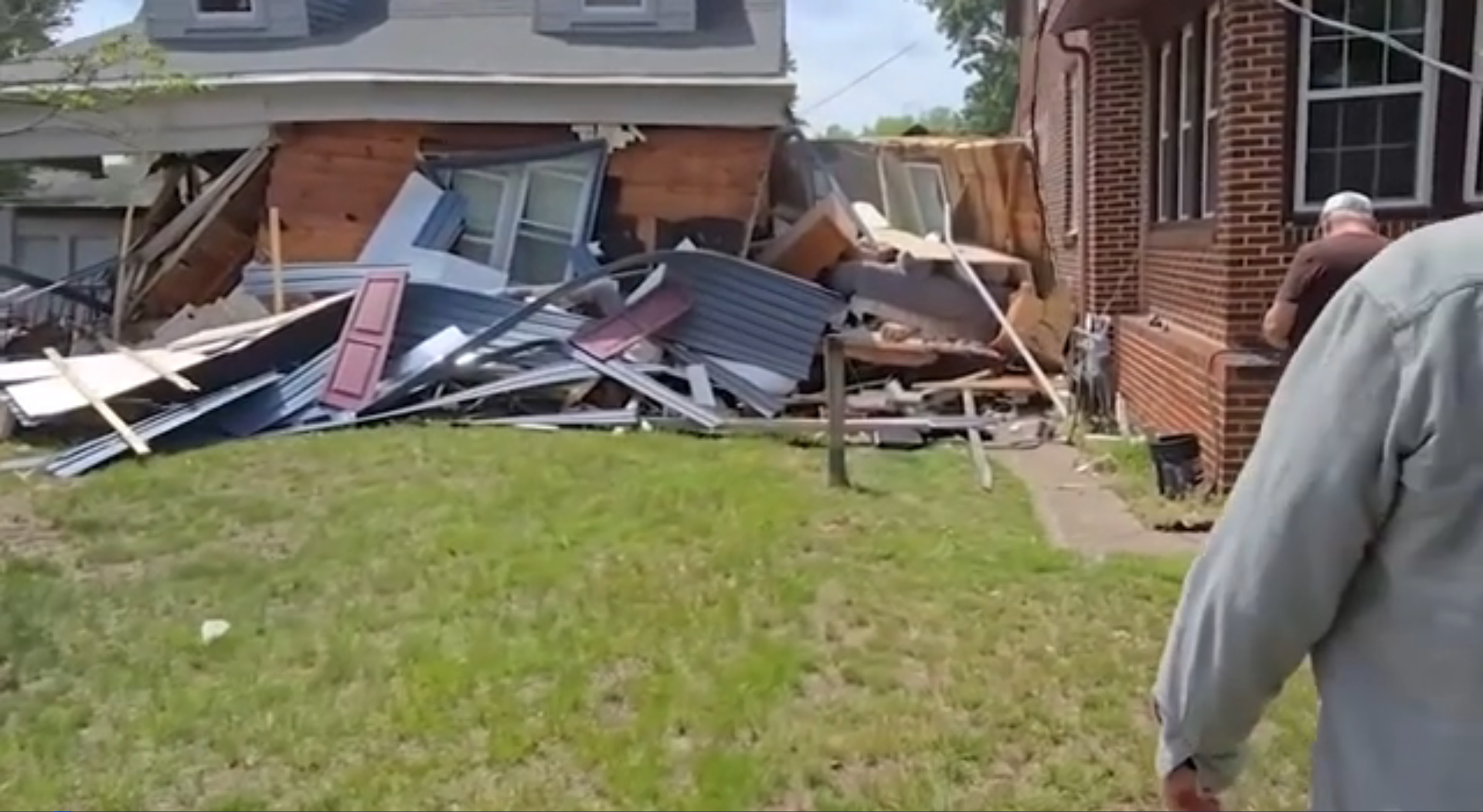 Casa destruída após ser atingida por caminhão em Nova Jersey, nos Estados Unidos.