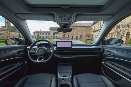 Interior do Jeep Avenger. Modelo já é comercializado em diversos mercados da Europa