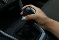 Por que os carros fazem um barulho ao engatar marcha à ré?