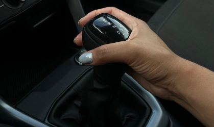 Por que os carros fazem um barulho ao engatar marcha à ré?
