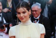 Camila Queiroz usa vestido de R$ 37 mil em Cannes; veja modelo