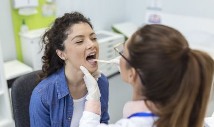 Bactéria na boca pode ajudar a prever evolução de um tipo de câncer; veja