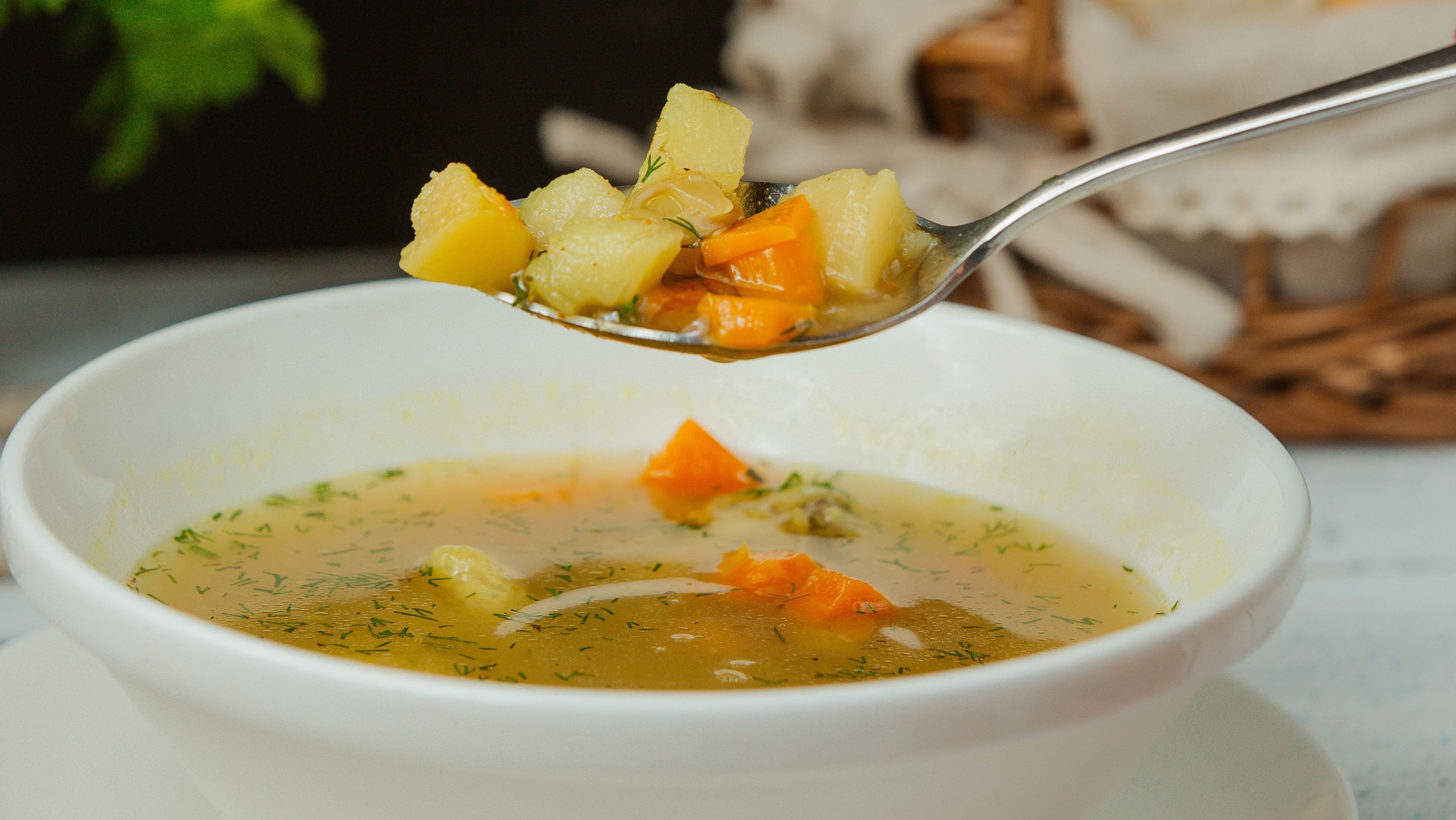 Clássico da cozinha caseira, a canja de galinha reúne ingredientes simples em uma preparação reconfortante e cheia de sabor