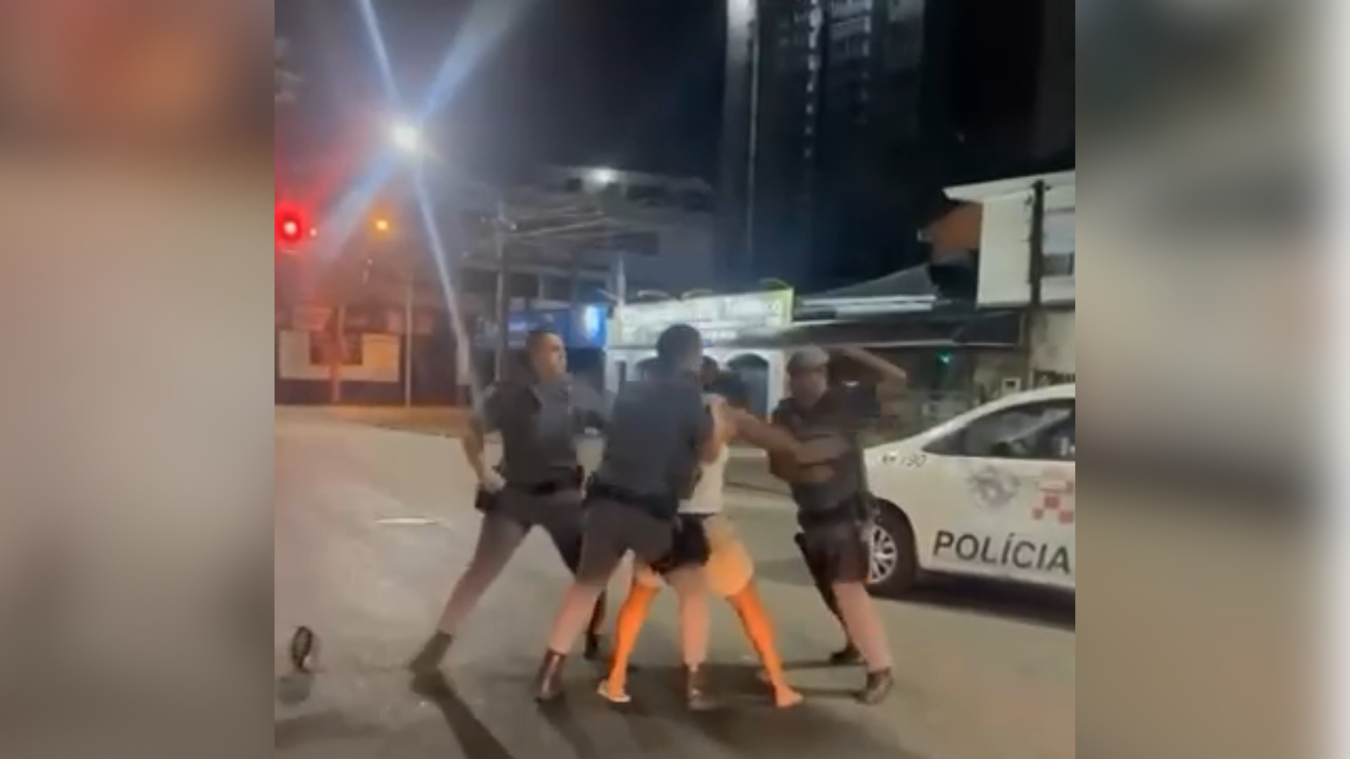 PMS AGRIDEM HOMEM IMPEDIDO DE ENTRAR EM BAR