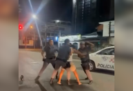 Vídeo: Policiais agridem homem impedido de entrar em bar por usar chinelos