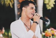 Cantor sertanejo sofre acidente de moto e passa por cirurgia em Goiás