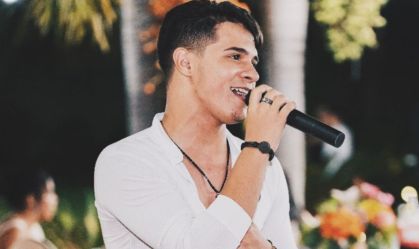 Cantor sertanejo sofre acidente de moto e passa por cirurgia em Goiás