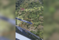 Vídeo: Instrutor e aluna são resgatados após queda de parapente