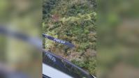 Vídeo: Instrutor e aluna são resgatados após queda de parapente