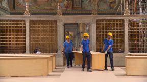 Equipes posicionam mesas para o conclave na Capela Sistina