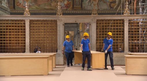 Equipes posicionam mesas para o conclave na Capela Sistina