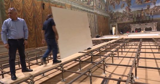 Preparação da Capela Sistina para o conclave