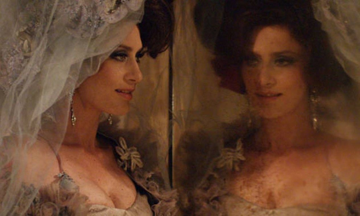Maria Fernanda Cândido em cena de "Capitu" • Reprodução/TV Globo