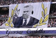 Real Madrid: Ancelotti e Modric recebem homenagens da torcida em despedida