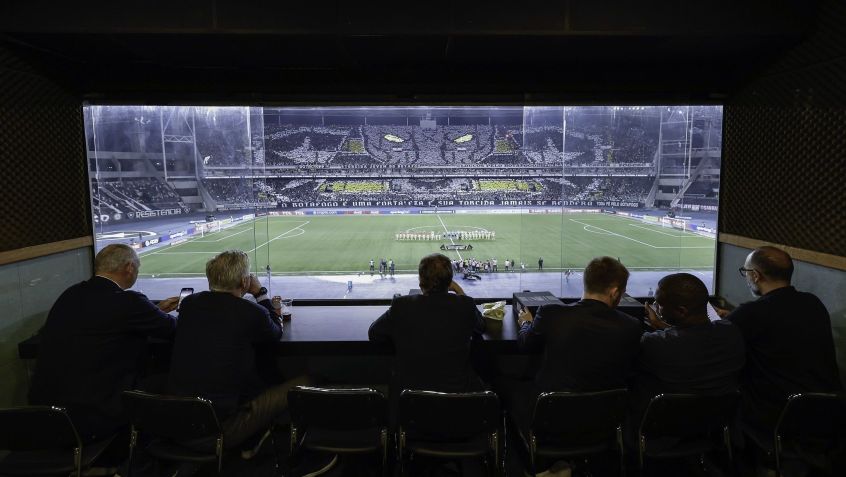 Ancelotti viu de perto o mosaico da torcida do Botafogo • Rafael Ribeiro/CBF