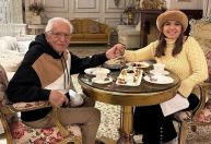 Carlos Alberto de Nóbrega comemora bodas com esposa 40 anos mais jovem