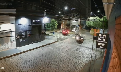 Vídeo: carro parte ao meio em acidente e motorista continua dirigindo