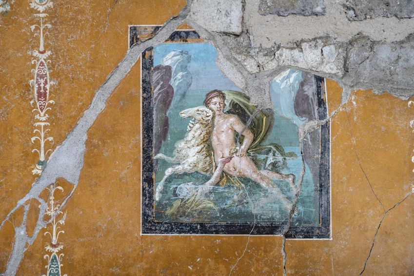 No afresco, Helle pode ser vista tentando pegar a mão de seu irmão Phrixus enquanto ela cai em direção ao mar • Archaeological Park of Pompeii