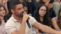 Cauã Reymond recorda bullying na infância: "Minha mãe era HIV positivo"